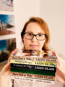 Autorin Lizzy Glass - romantische Liebesromane und spannende Romantik-Thriller mit Happy End.