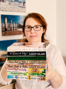 Autorin Lizzy Glass - romantische Liebesromane und spannende Romantik-Thriller mit Happy End.